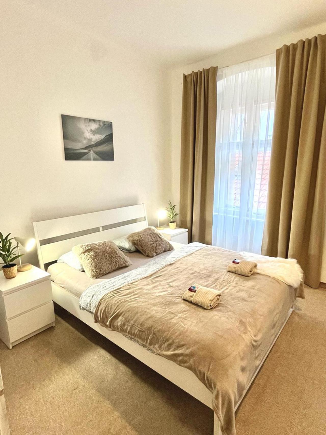 Apartment Lea - Old Town บราติสลาวา ภายนอก รูปภาพ