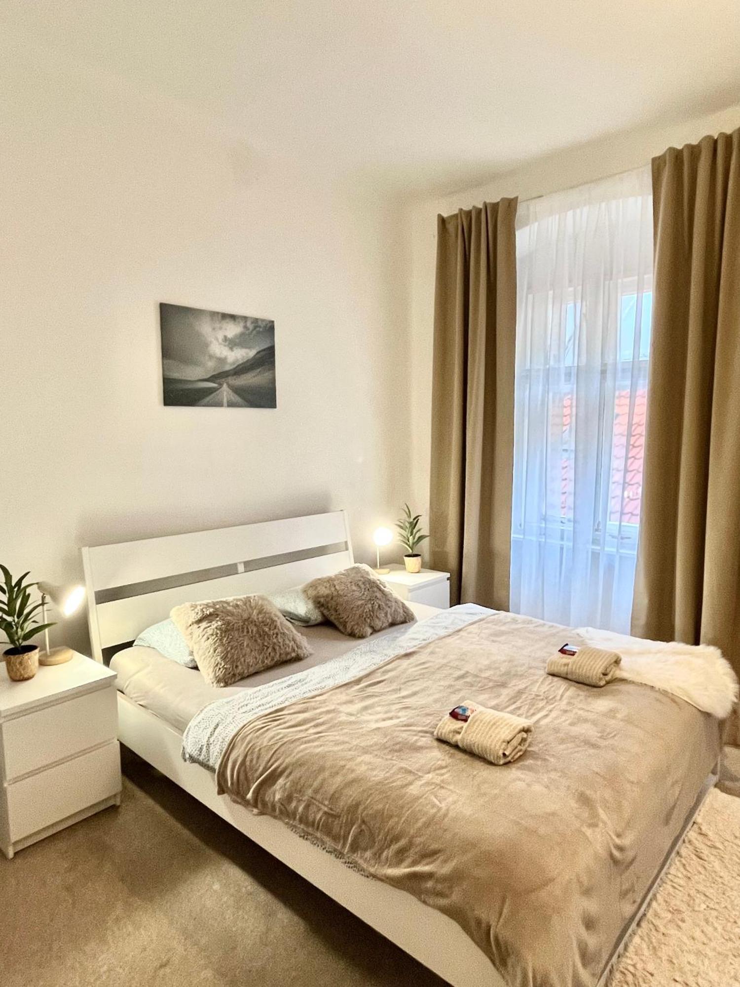Apartment Lea - Old Town บราติสลาวา ภายนอก รูปภาพ